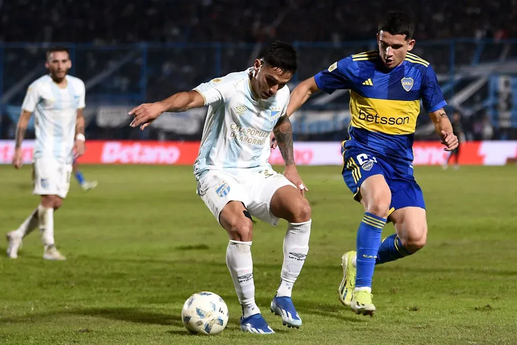 Mateo Coronel enfrenta la marca de Lautaro Blanco, lateral izquierdo de Boca Juniors. (Joaquín Camiletti/Getty Images).