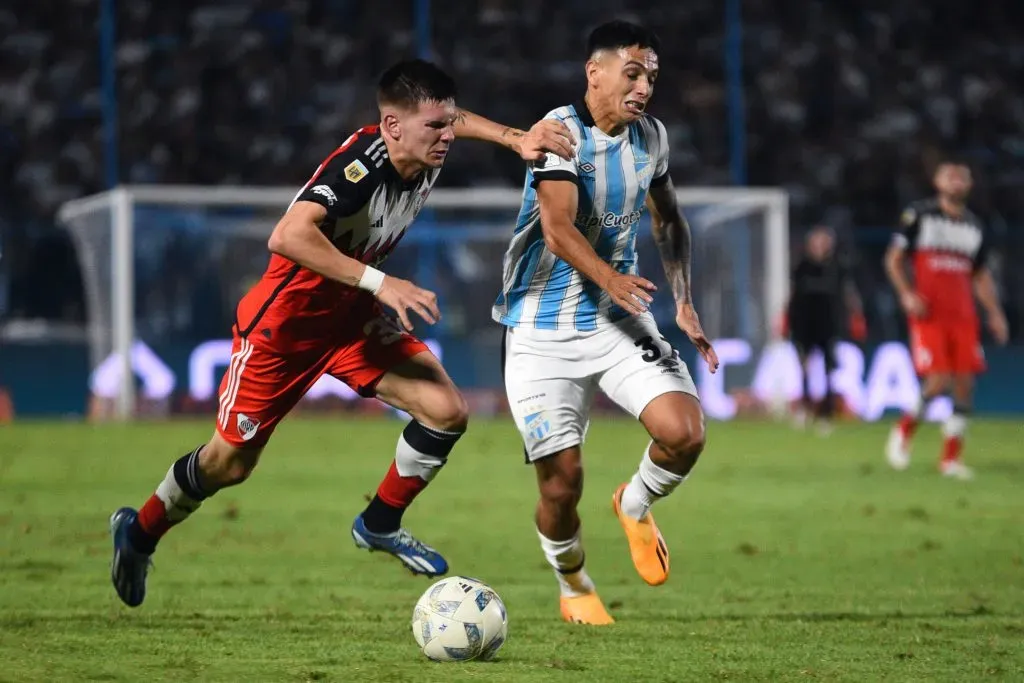 Mateo Coronel aguanta la marca de Franco Mastantuono, la nueva joya de River Plate. (Joaquín Camiletti/Getty Images).