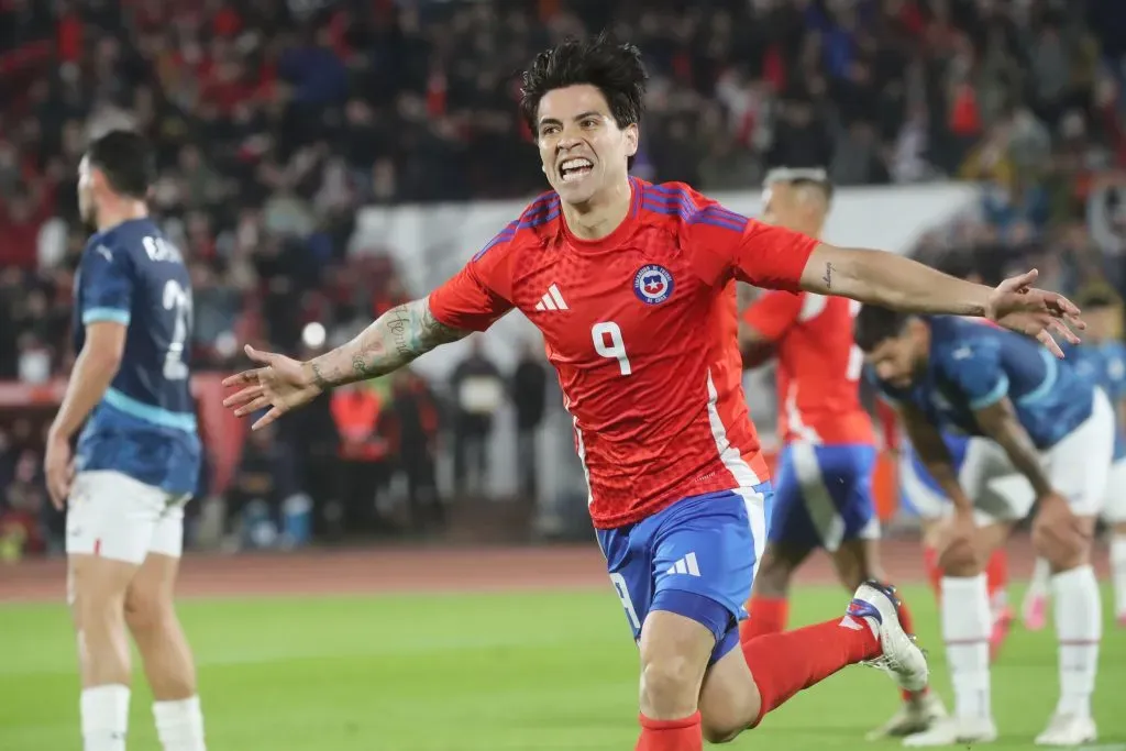 Víctor Dávila ronca fuerte en el ataque luego de sus dos goles ante Paraguay, lo que puede frenar a Osorio en la Roja. Foto: Jonnathan Oyarzun/Photosport