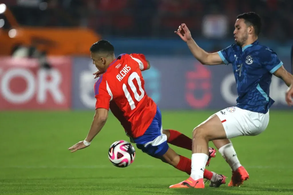 Fabrizio Peralta marca a Alexis Sánchez en el 3-0 de Chile a Paraguay. (Jonnathan Oyarzun/Photosport).