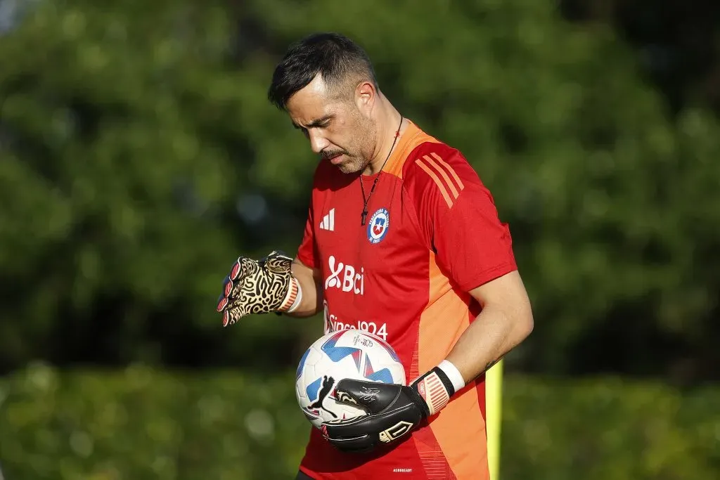 Claudio Bravo asoma como titular en la Roja ante Perú. Foto: Carlos Parra / FFCH