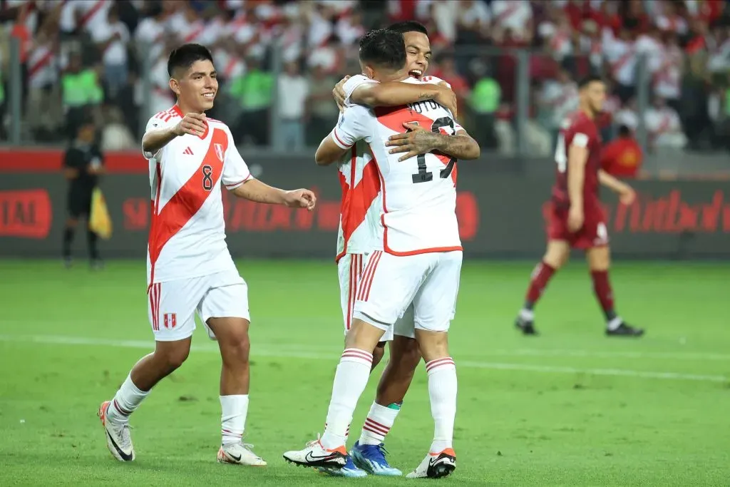 Piero Quispe (a la izquierda) con sus compañeros de Perú