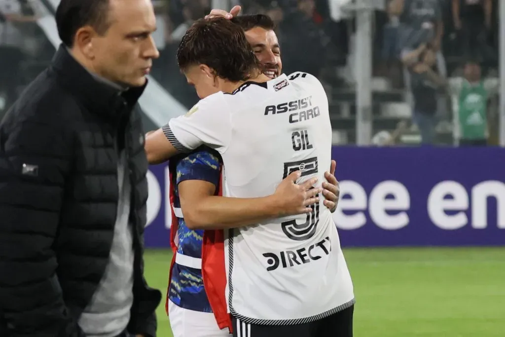 El abrazo de Leonardo Gil con Gabriel Costa en el partido de la Libertadores jugado en Santiago de Chile. (Dragomir Yankovic/Photosport).