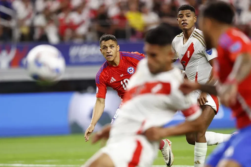 Alexis terminó molesto por cómo se jugo el partido ante Perú. Foto: Carlos Parra / FFCH