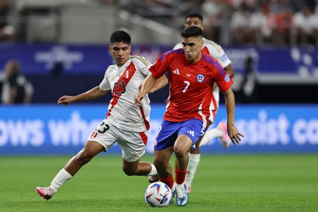 Marcelino Núñez estuvo lejos de tener un rendimiento óptimo ante Perú con la selección chilena. | Foto: Getty Images.