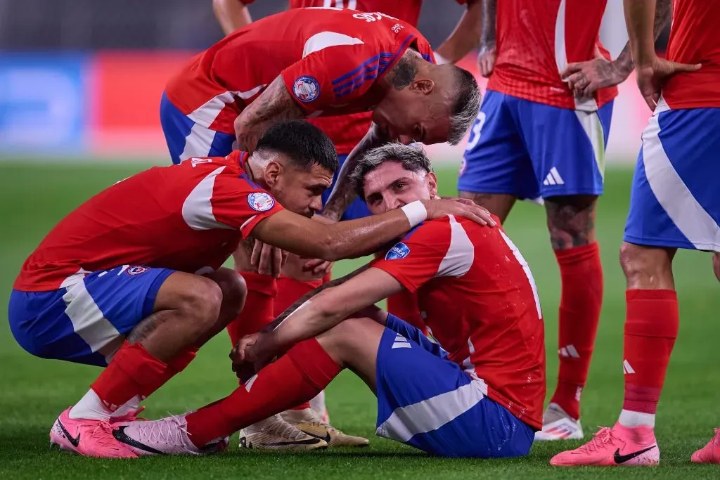 Paulo Díaz y Eduardo Vargas intentan consolar a Diego Valdés, quien sufrió una lesión ante Perú. (Jose Luis Melgarejo/Mexsport/Photosport).
