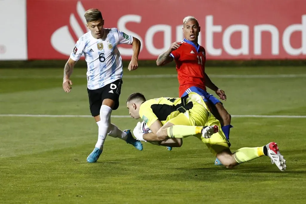 Dibu Martínez en acción contra la Roja y Eduardo Vargas. Foto: Marcelo Hernandez/Photosport