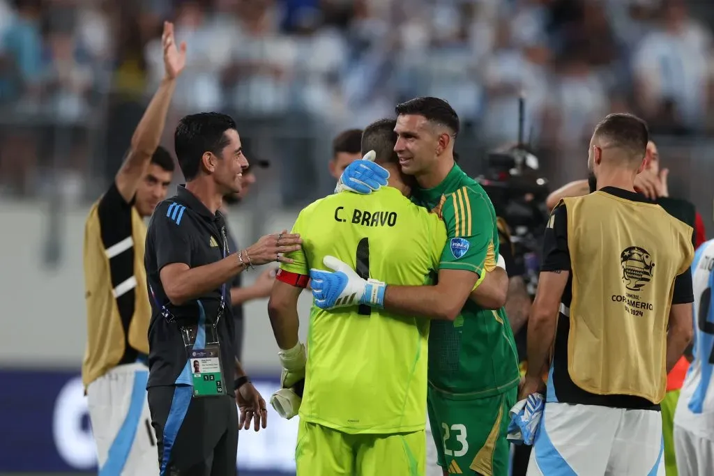 Hasta los jugadores de Argentina aplaudieron a Claudio Bravo tras su gran actuación con Chile en Copa América. Foto: Photosport.