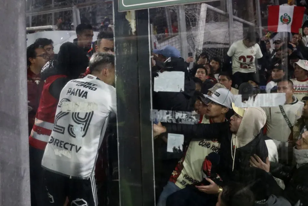 Bochorno y escándalo: amistoso de Colo Colo ante Universitario suspendido por violentos “hinchas” del Cacique.