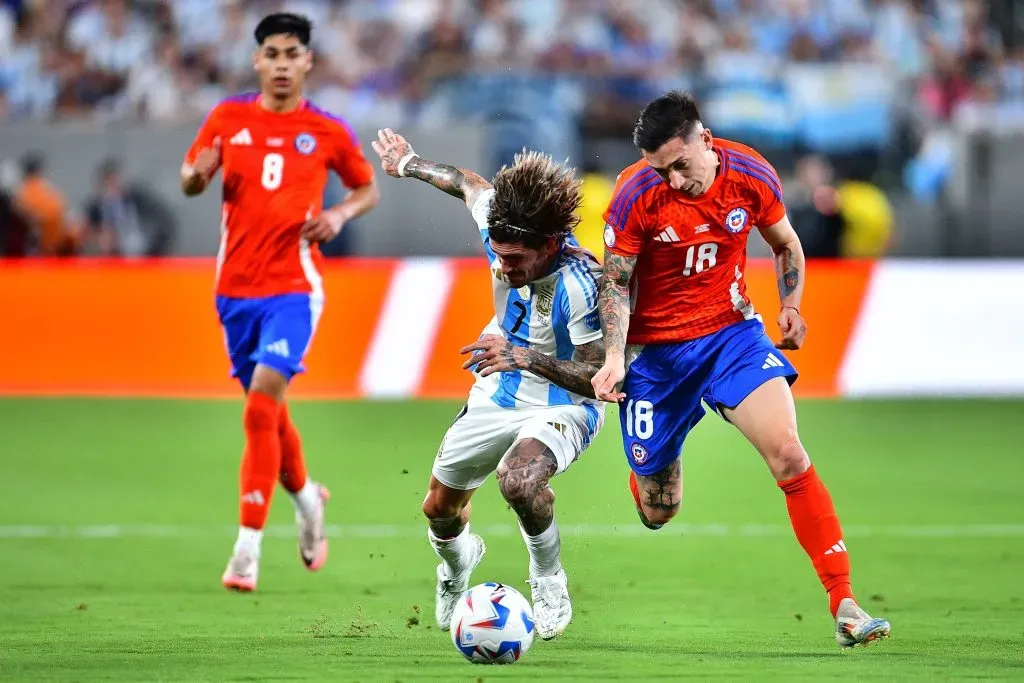 Rodrigo Echeverría jugando por la Roja ante Argentina. Foto: Adrian Macias/Mexsport/Photosport