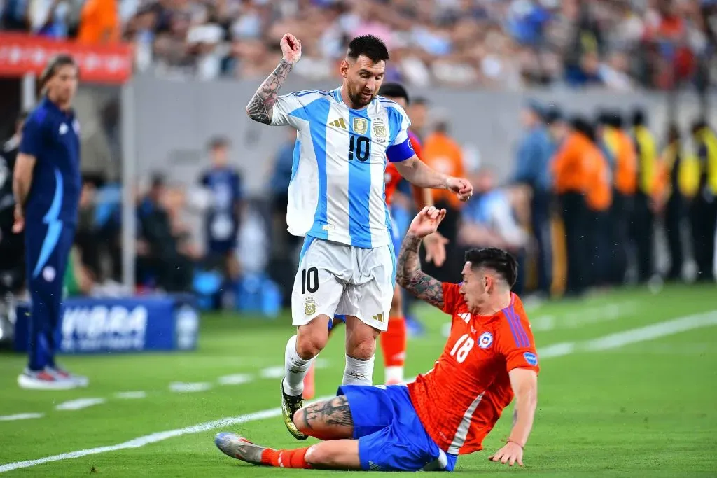Messi intenta pasar la recia marca de Echeverría. (Adrian Macias/Mexsport/Photosport).