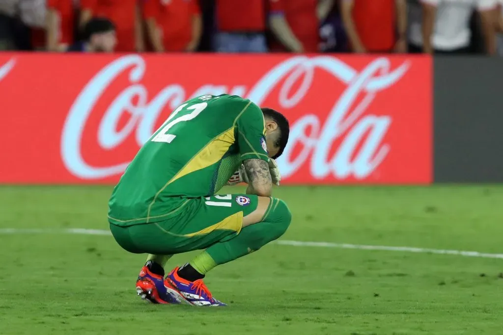 Gabriel Arias mostró complicaciones físicas, pero pudo terminar el partido ante Canadá. (Leonardo Fernandez/Getty Images).