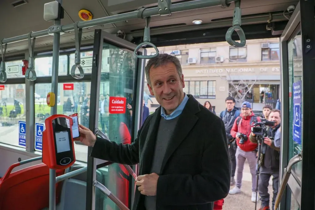 Santiago 27 de junio 2024.
El ministro de Transportes, Juan Carlos Munoz,  da a conocer el plan piloto que incorporara validadores en la puerta trasera de los buses Red Movilidad, que tiene como proposito entregar una posibilidad de pago a personas que ingresen por ese lugar.
 
Dragomir Yankovic/Aton Chile