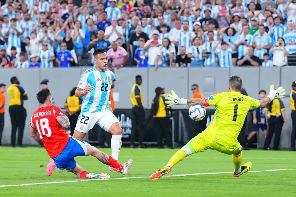 Claudio Bravo fue la gran figura de Chile ante Argentina. (Mitchell Leff/Getty Images).