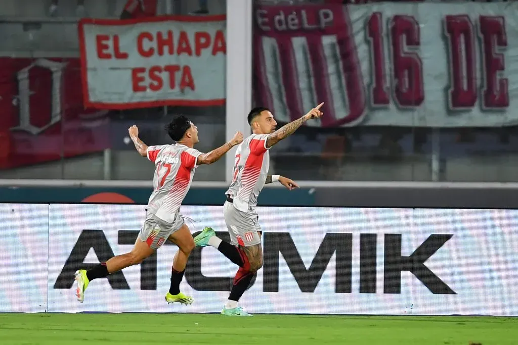 Javier Correa celebra un gol ante River Plate por Estudiantes. (Hernan Cortez/Getty Images).