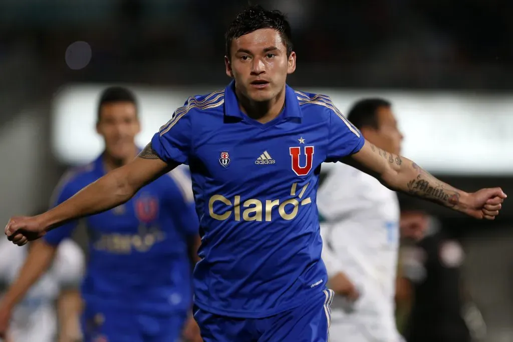 Charles Aránguiz quiere volver a Universidad de Chile. Foto: Andres Pina/Photosport