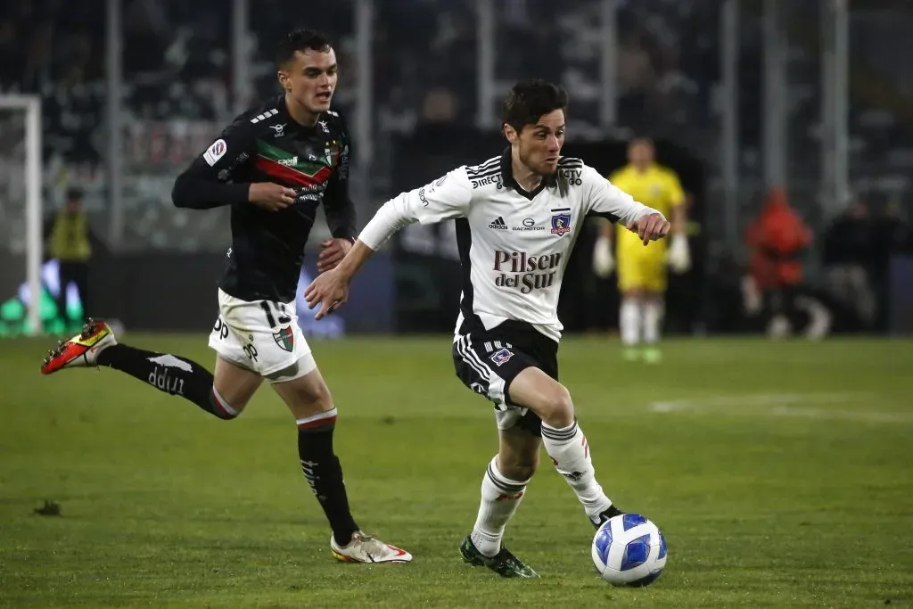 Marco Rojas en acción por Colo Colo ante la marca de Vicente Fernández. (Jonnathan Oyarzun/Photosport).