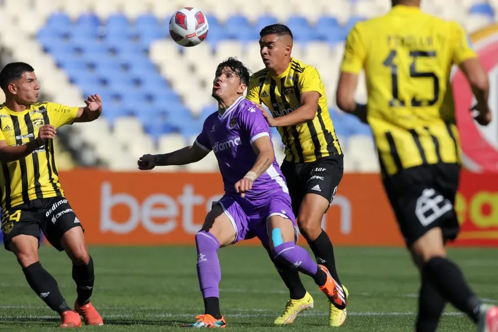 Ignacio Pinilla en acción por Deportes Concepción ante Fernández Vial. (Eduardo Fortes/Photosport).