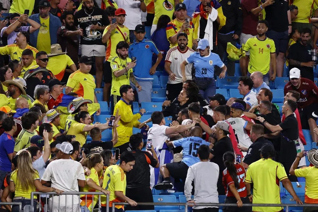 Uruguay y Colombia terminaron a los combos hasta en las tribunas. Darwin Núñez se agarró con hinchas. Foto: Getty Images.