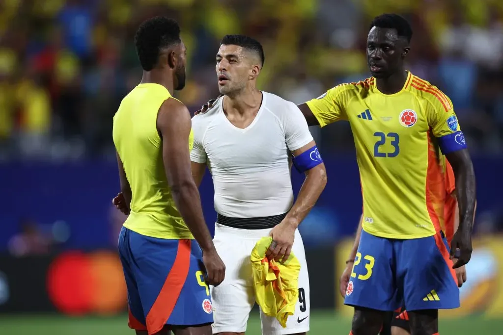 Luis Suárez contra Borja en medio de la cancha en la Copa América 2024. (Photo by Jared C. Tilton/Getty Images)