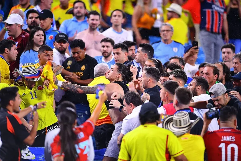 Darwin Núñez peleando en el estadio de Charlotte tras perder con Colombia en Copa América