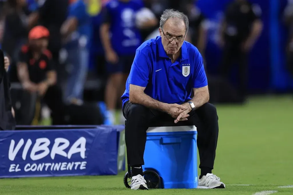 A Marcelo Bielsa no le gustó nada que se esparciera el rumor de posibles sanciones a jugadores uruguayos. (Buda Mendes/Getty Images)