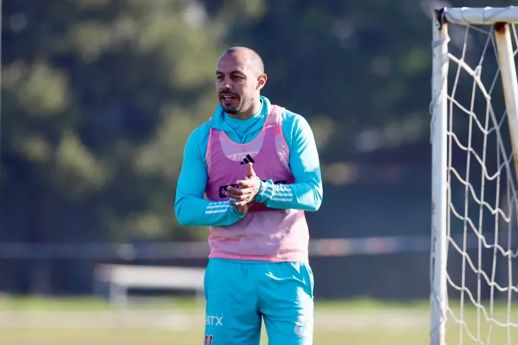 Marcelo Díaz entrena a la par de sus compañeros en la U. Foto: U de Chile.