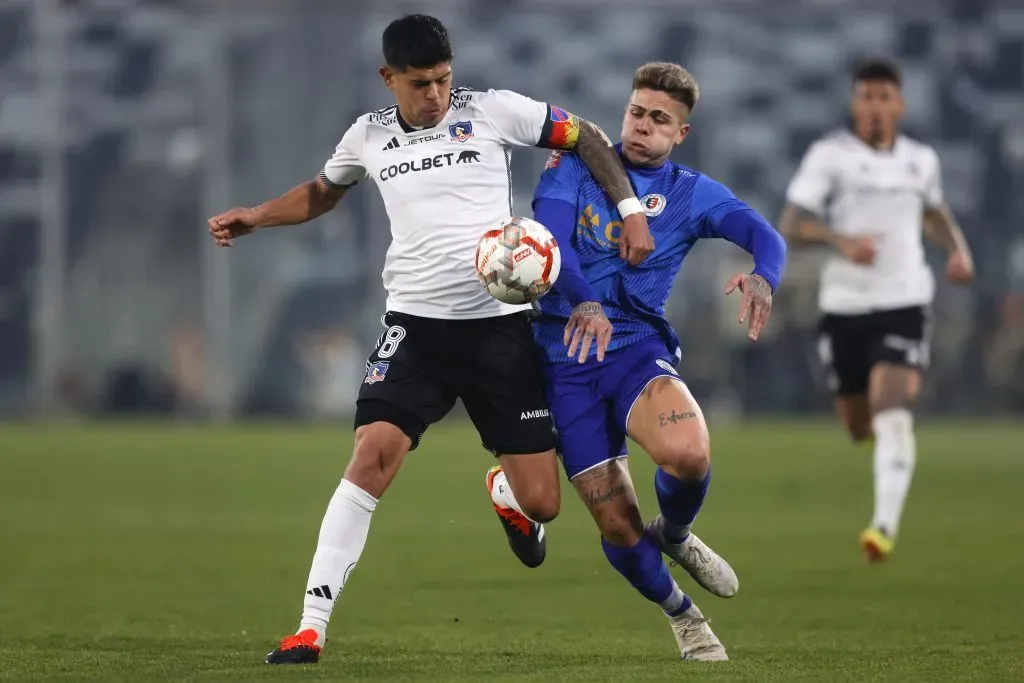 Colo Colo no logra sacar grandes diferencias con Santa Cruz. Foto: Felipe Zanca/Photosport