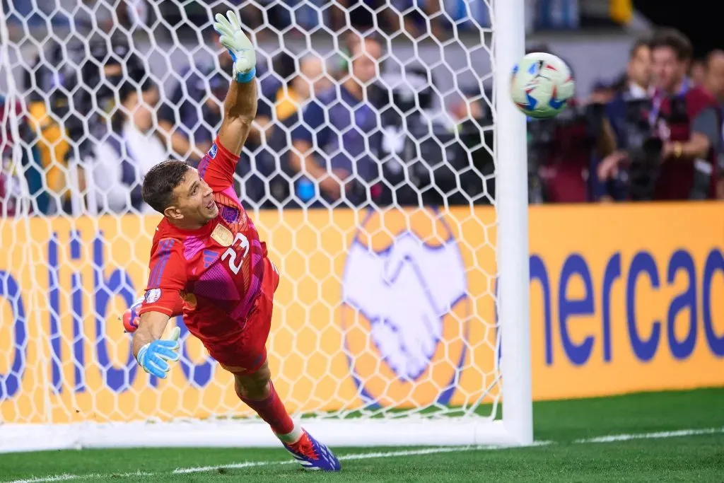 Dibu atajando un penal, su especialidad. Foto: Imago.