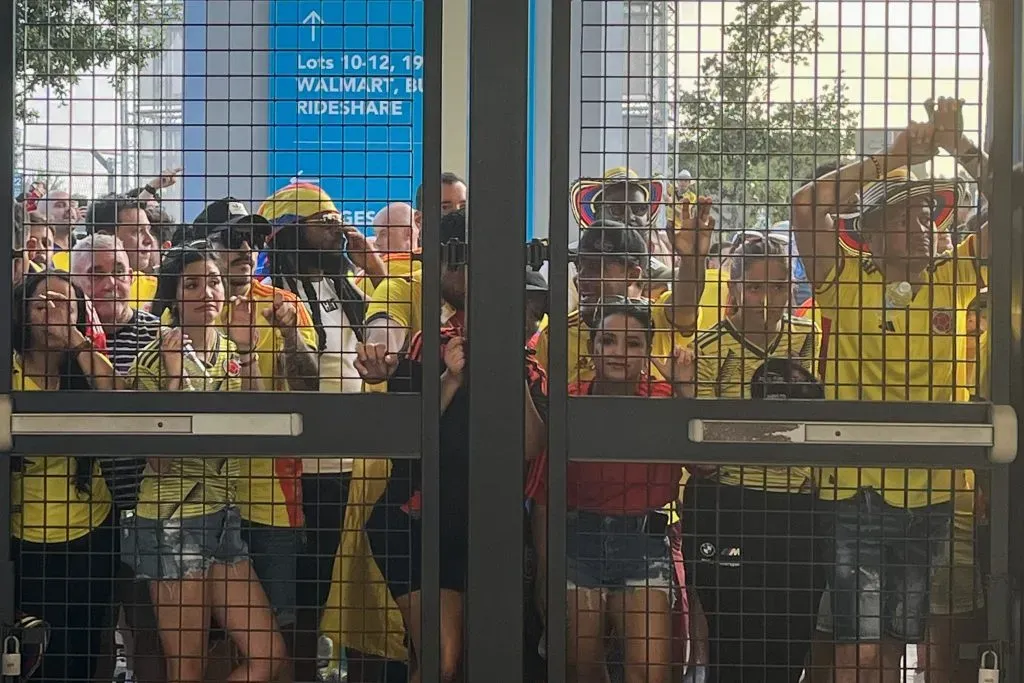 Hinchas esperando que abran las puertas en Miami