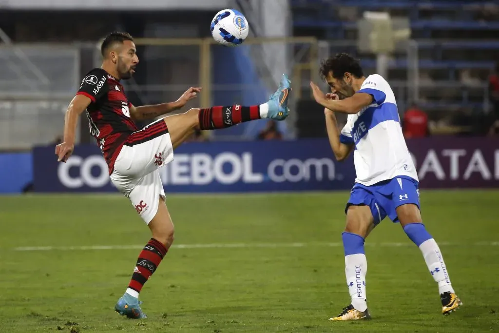 Isla disputando un partido de la Libertadores 2022 con Flamengo