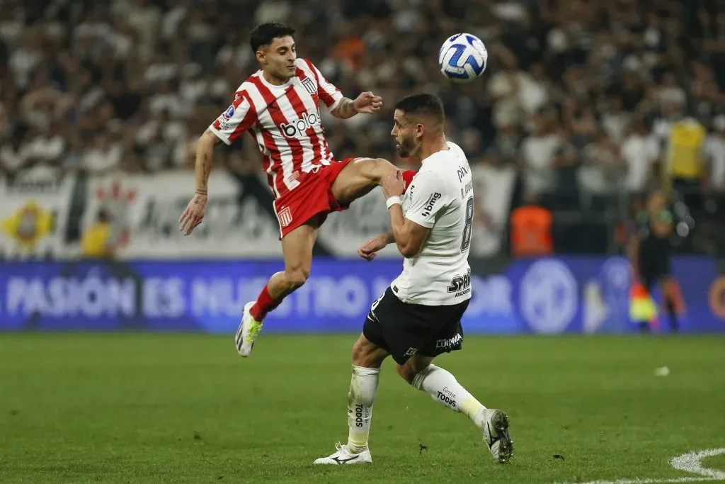Javier Altamirano en acción por Estudiantes de La Plata. (Ricardo Moreira/Getty Images).