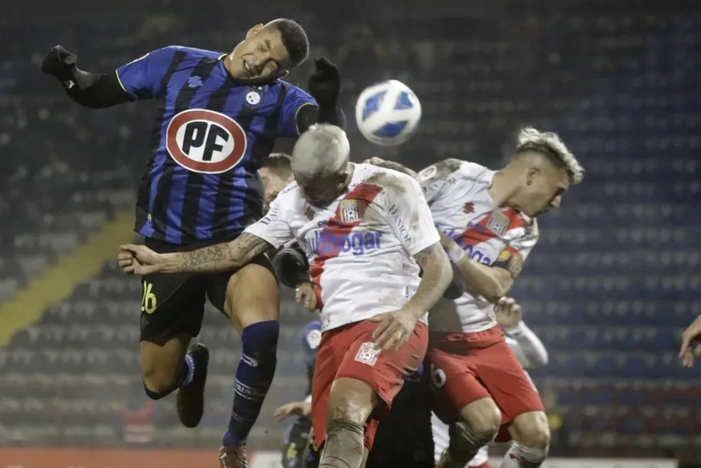 Uno de los puntos que trató la prensa del sur, fue el caso de Bastián Roco, similar al de Marcelo Morales en la U. Foto: Eduardo Fortes/Photosport