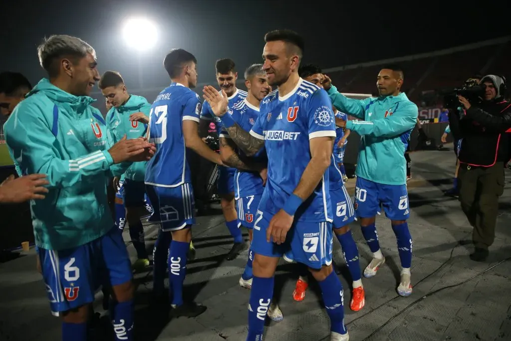 Matías Zaldivia festeja con sus compañeros la clasificación de U de Chile. Foto: Dragomir Yankovic/Photosport