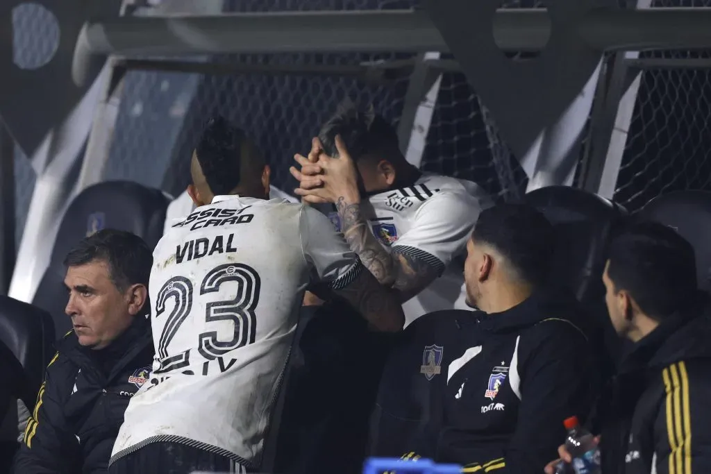 Arturo Vidal tuvo que consolar a Guillermo Paiva en el Colo Colo 1-0 Deportes Santa Cruz. | Foto: Photosport.