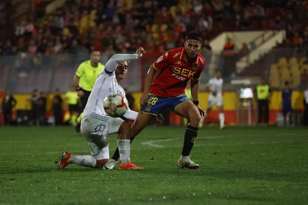 El defensor hispano está en la misma situación de Marcelo Morales en la U. Foto: Pepe Alvujar/Photosport