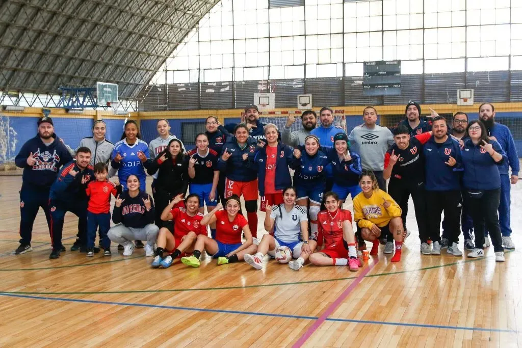 El plantel de Universidad de Chile Futsal en su último entrenamiento en el país. Foto: U de Chile Futsal / Sebastián Ñanco.