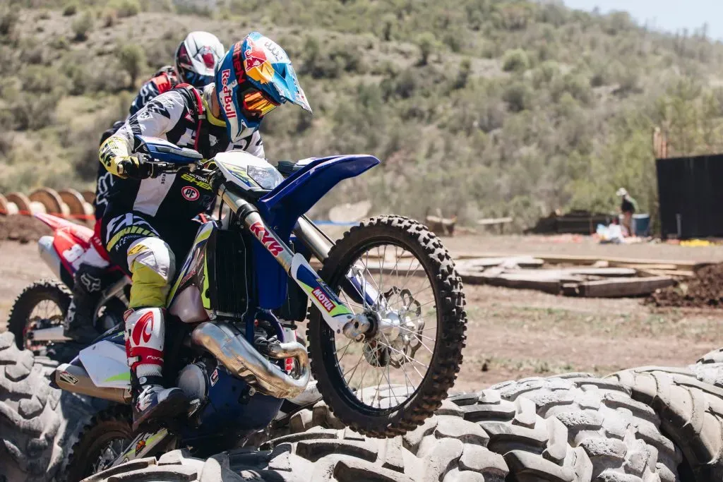 Benjamín Herrera practicando en el Nido de Cóndores en Santiago, de cara a sus desafíos en el Enduro mundial. Foto: Gary Go / Red Bull Content Pool.