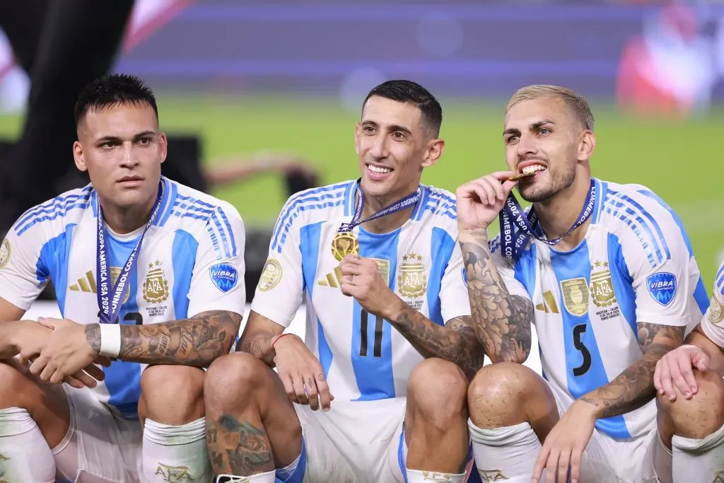 Lautaro Martínez, Ángel di María y Leandro Paredes festejan la Copa América 2024. (Carmen Mandato/Getty Images).