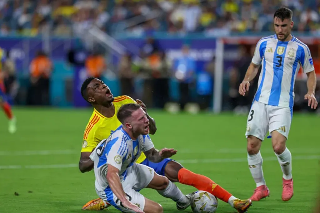 Alexis Mac Allister le entra abajo a Jhon Córdoba en la final entre Argentina y Colombia por Copa América 2024.