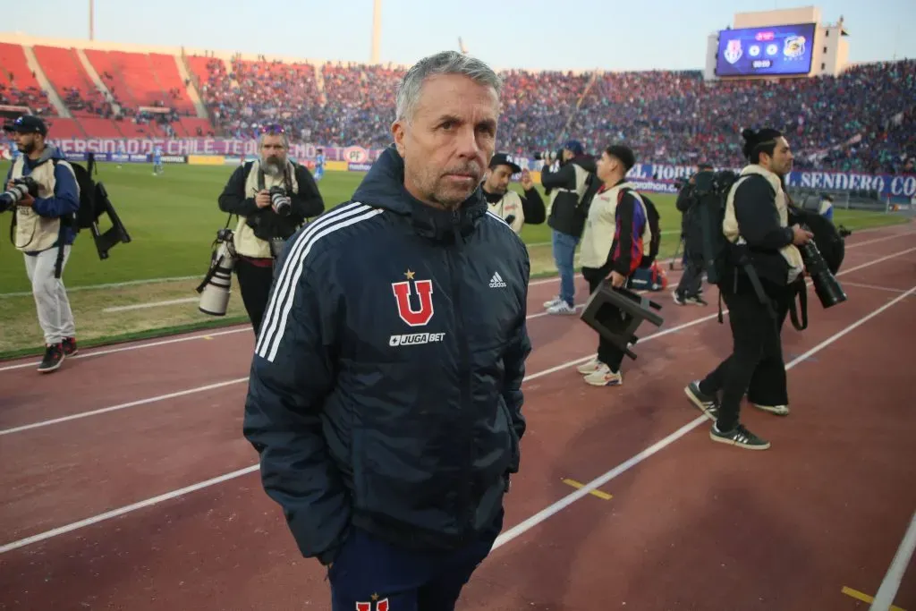 Gustavo Álvarez sigue confiando en que llegarán nuevos nombres en U de Chile. Foto: Dragomir Yankovic/Photosport