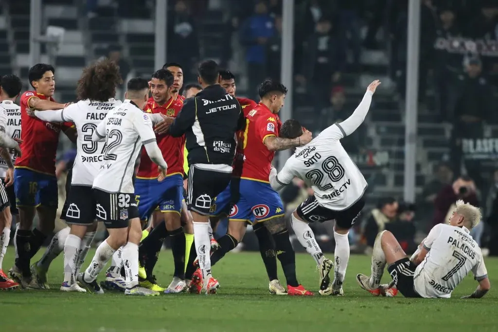 Los jugadores de Colo Colo y Unión Española en la polémica. Foto: Jonnathan Oyarzun/Photosport