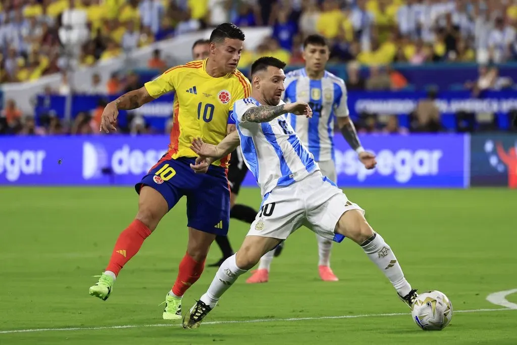 James Rodríguez intenta quitarle el balón a Messi. (Buda Mendes/Getty Images).