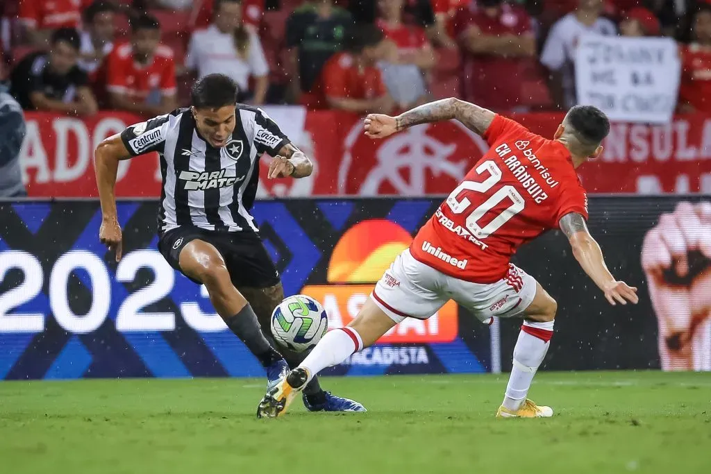 Charles Aránguiz en Inter de Porto Alegre. (Pedro H. Tesch/Getty Images).