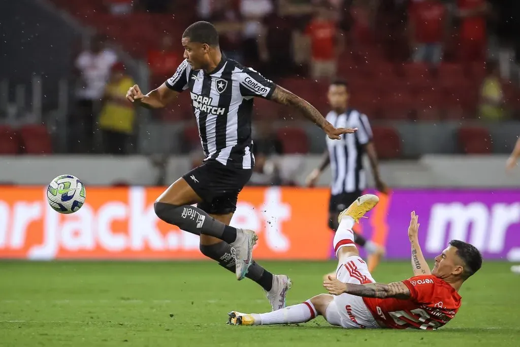 Charles Aránguiz en acción contra Atlético Mineiro. (Pedro H. Tesch/Getty Images).