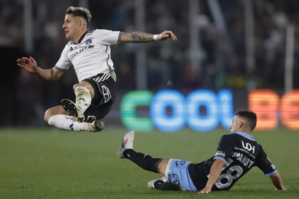 Guillermo Paiva lucha un balón con Diego Buonanotte. (Felipe Zanca/Photosport).