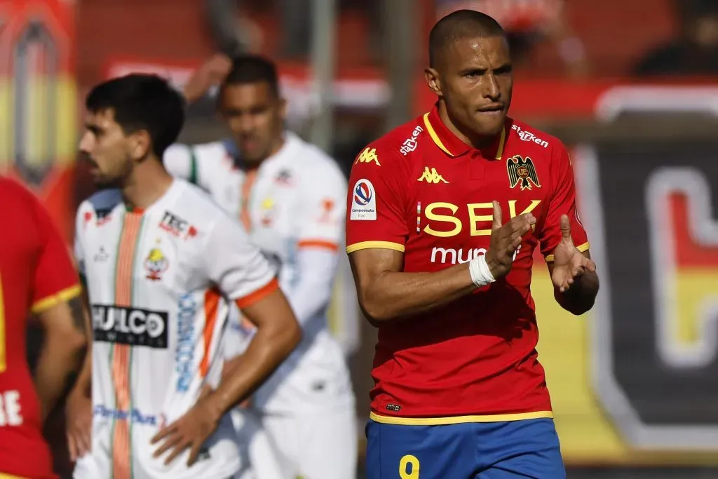 Lenadro Benegas celebra su gol ante Cobresal