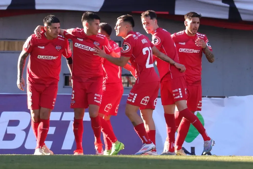 Ñublense festeja el gol de Bayron Oyarzo. (Eduardo Fortes/Photosport).