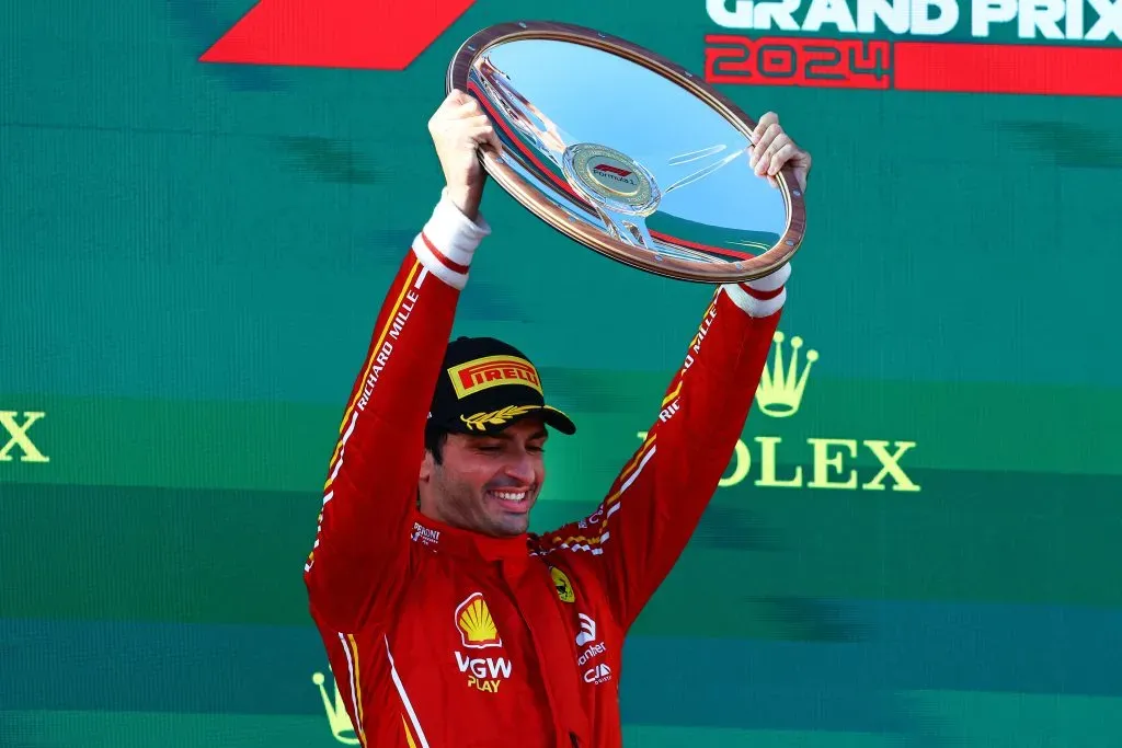 Carlos Sainz festeja la victoria en el Gran Premio de Australia en 2024. (Mark Thompson/Getty Images).