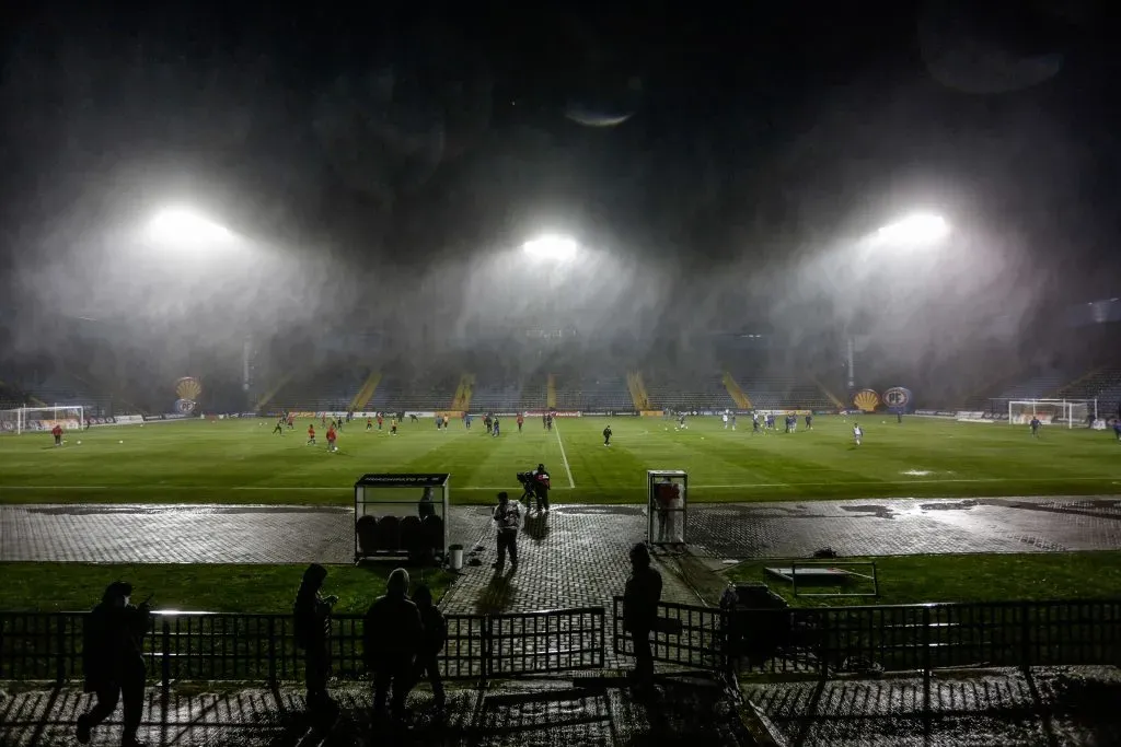 Una imagen del estadio CAP bajo una intensa lluvia. (Pablo Hidalgo/Photosport).